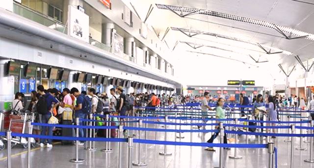 Xếp hàng làm thủ tục check-in tại Sân bay Đà Nẵng.