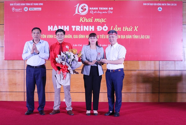 Lãnh đạo tỉnh Lào Cai tặng kỉ niệm chương cho Ban chỉ đạo vận động hiến máu tỉnh.