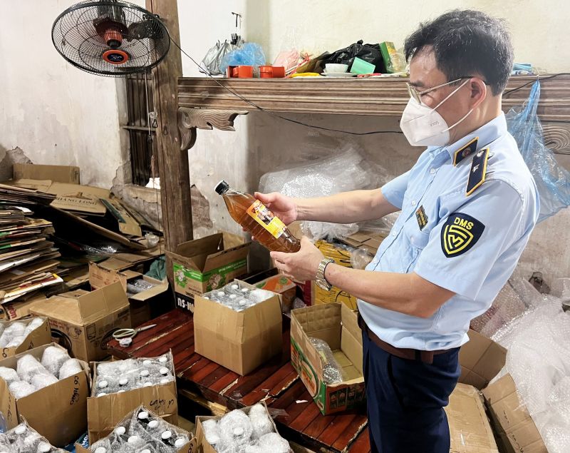 Lực lượng Quản lý thị trường Hà Nội bắt giữ lô hàng mật ong