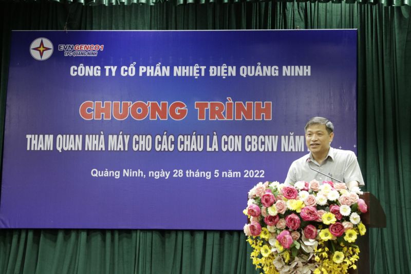 Phó tổng giám đốc Công ty Nguyễn Việt Dũng chia sẻ với các cháu