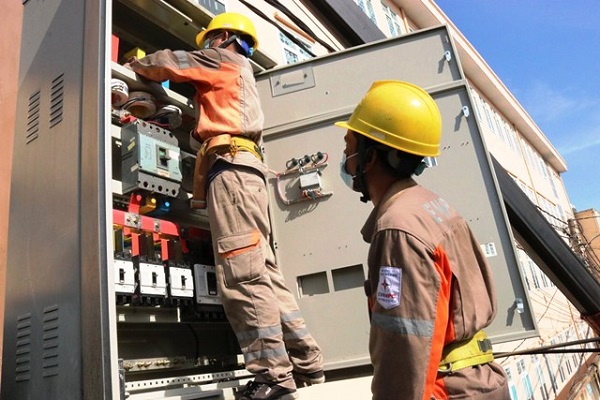 Công nhân của Công ty Điện lực Nghệ An kiểm tra lưới điện và trạm biến áp phân phối trước mùa nắng nóng