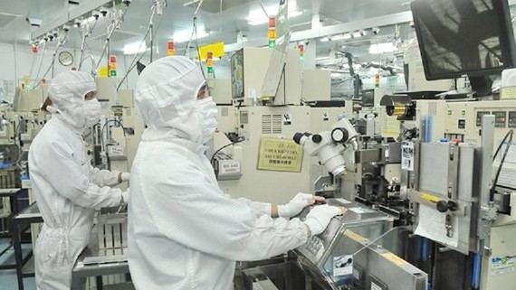 Công nhân sản xuất linh kiện bán dẫn tại Công ty MTEX (Nhật Bản)