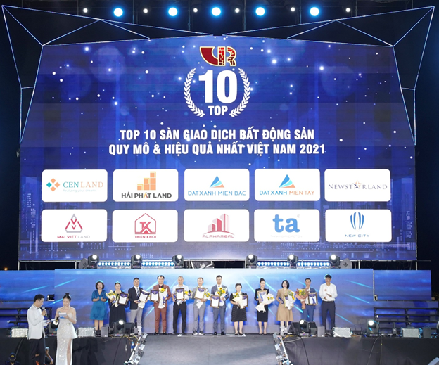 Đại diện Hải Phát Land nhận 2 giải thưởng danh giá từ Hội Môi giới Bất động sản Việt Nam năm 2022.