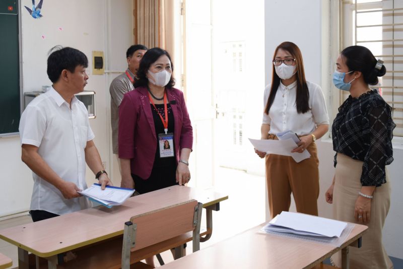 hứ trưởng Bộ GD&ĐT Ngô Thị Minh kiểm tra công tác chuẩn bị thi tốt nghiệp THPT 2022 tại điểm thi Trường THPT Chuyên Hạ Long.