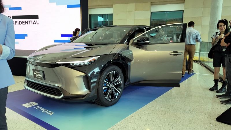 Toyota triệu hồi 2700 chiếc xe SUV chạy điện do nguy cơ bánh xe văng ra khỏi xe