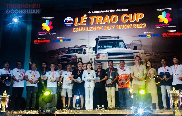 Bà Trương Thị Mỹ Thắm, Giám đốc Công ty TNHH Hana Events, Trưởng Ban tổ chức Giải Đua xe địa hình“CHALLENGE QUY NHON 2022” (đứng giữa) trao Kỷ niệm chương cho đại diện các đội đua.