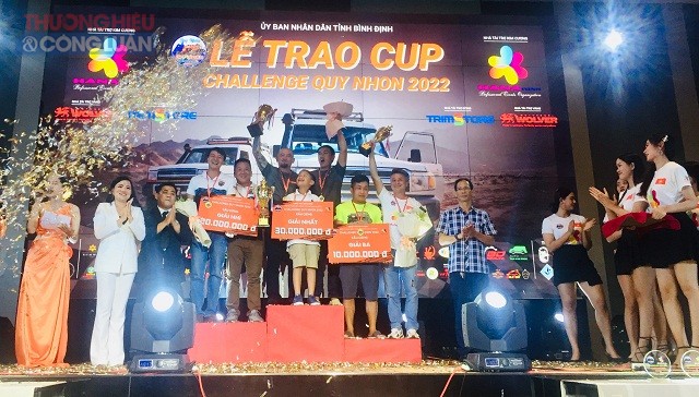 Ban tổ chức trao giải Nhất, Nhì, Ba cho các đội đua, tay đua nội dung xe Cầu Cứng.