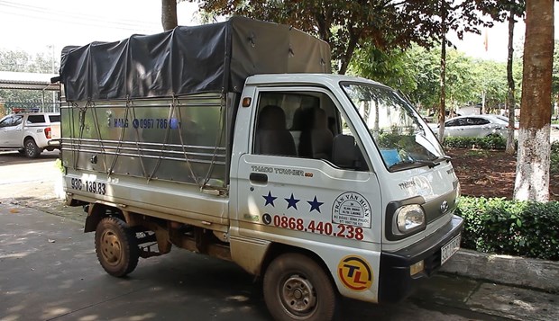 Chiếc xe tải vận chuyển 60 can thuốc bảo vệ thực vật bị tạm giữ