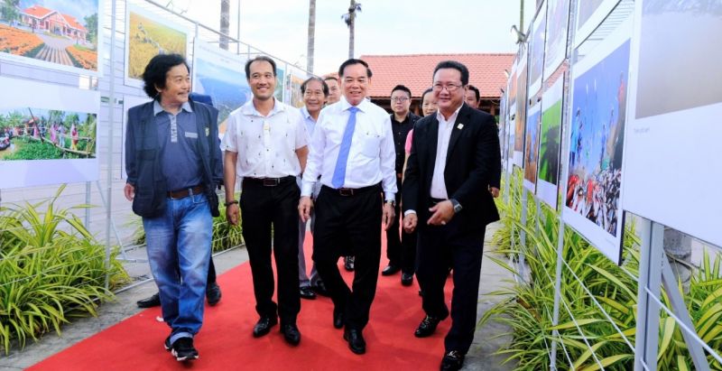 Ông Trần Ngọc Tam, Phó Bí thư Tỉnh ủy, Chủ tịch UBND tỉnh Bến Tre tham quan triển lãm
