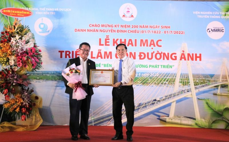 Ông Trần Ngọc Tam, Phó Bí thư Tỉnh ủy, Chủ tịch UBND tỉnh Bến Tre trao tặng bằng khen cho Nhà báo, Luật gia Hồ Minh Sơn, Viện trưởng Viện Nghiên cứu Thị trường – Truyền thông Quốc tế