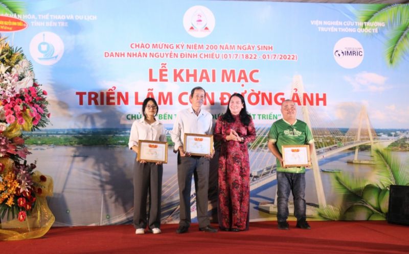 Bà Nguyễn Thị Bé Mười, Phó Chủ tịch UBND tỉnh Bến Tre trao tặng bằng khen cho các Nhiếp ảnh gia đã tích cực cung cấp nhiều tác phẩm triển lãm con đường ảnh