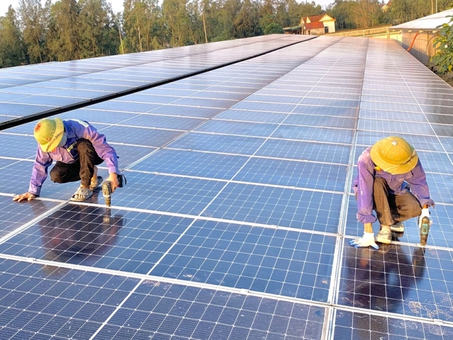 Đầu tư hệ thống điện mặt trời áp mái nhà là giải pháp thiết thực, vừa góp phần tiết kiệm năng lượng, tăng thu nhập, bảo vệ môi trường, giảm tải áp lực cho điện lưới quốc gia.
