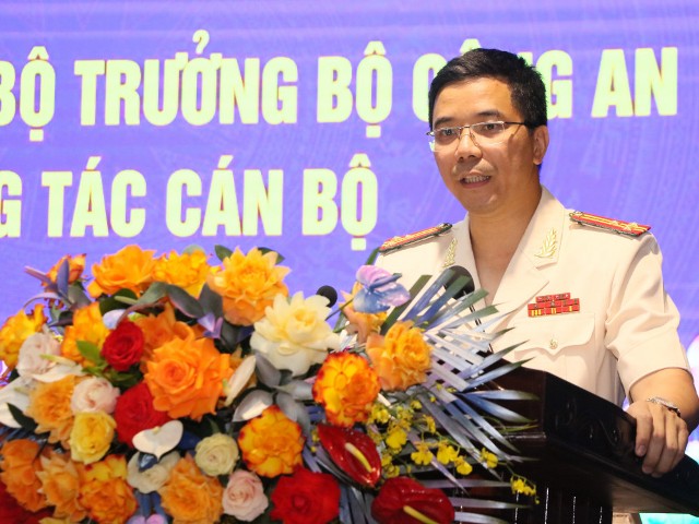 Tân Giám đốc Công an tỉnh Hà Tĩnh Thượng tá Nguyễn Hồng Phong phát biểu tại buổi lễ