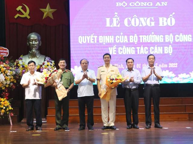Lãnh đạo tỉnh Hà Tĩnh tặng hoa chúc mừng Đại tá Lê Khắc Thuyết và Thượng tá Nguyễn Hồng Phong nhận nhiệm vụ mới