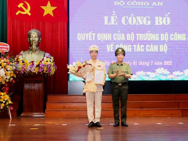 Thứ trưởng Lê Văn Tuyến trao Quyết định điều động, bổ nhiệm Thượng tá Nguyễn Hồng Phong giữ chức vụ Giám đốc Công an Hà Tĩnh