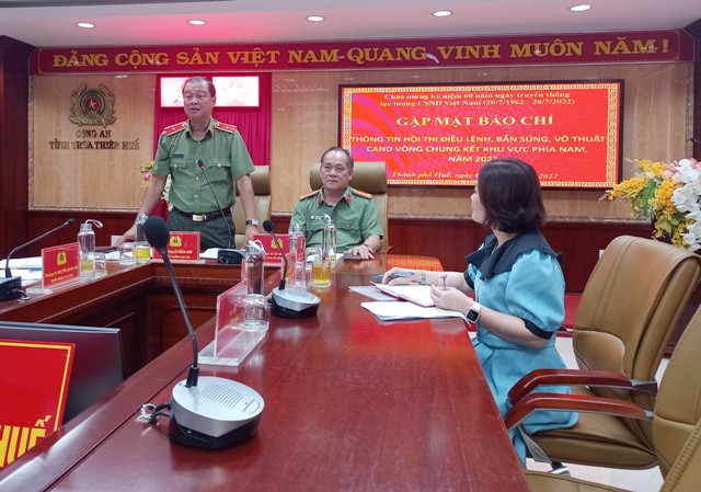 Thiếu tướng Lê Hồng Hiệp đang chủ trì buổi họp báo