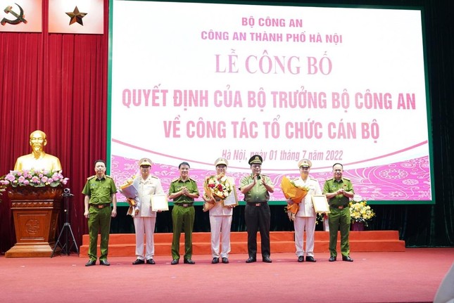Ban giám đốc Công an TP Hà Nội chúc mừng 3 tân Phó Giám đốc Công an TP.