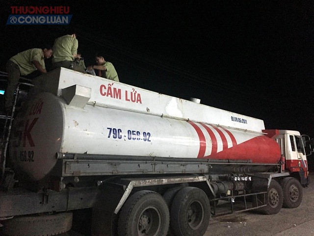 Vụ vận chuyển trái phép 13.000 lít xăng là một trong những vụ lớn mà lực lượng QLTT Bình Định phát hiện, xử lý năm 2017. Trong ảnh: Lực lượng QLTT Bình Định đang kiểm tra xe bồn chở xăng lậu.