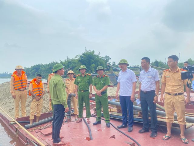 Các lực lượng phối hợp truy bắt 5 tàu hút cát trái phép trên sông Lam