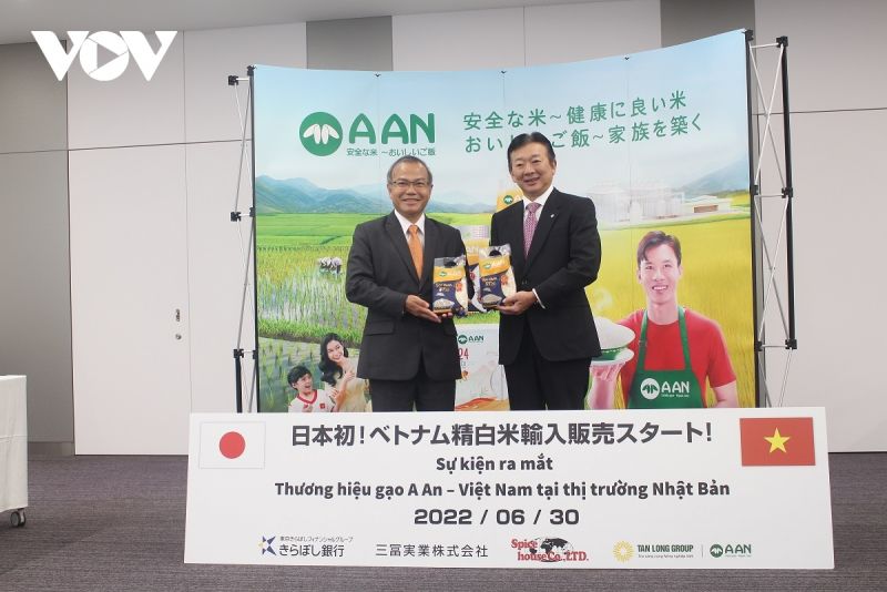 Đại sứ Vũ Hồng Nam và Chủ tịch tập đoàn tài chính Tokyo Kiraboshi cùng quảng bá gạo ST 25