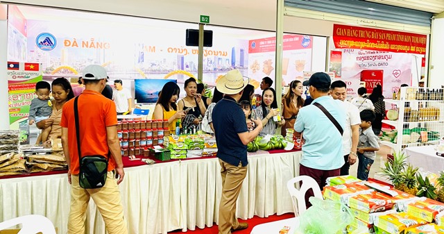 Các sản phẩm tại gian hàng TP. Đà Nẵng nhận được sự quan tâm của khách tham quan tại Lào (Ảnh: ITPC Đà Nẵng)