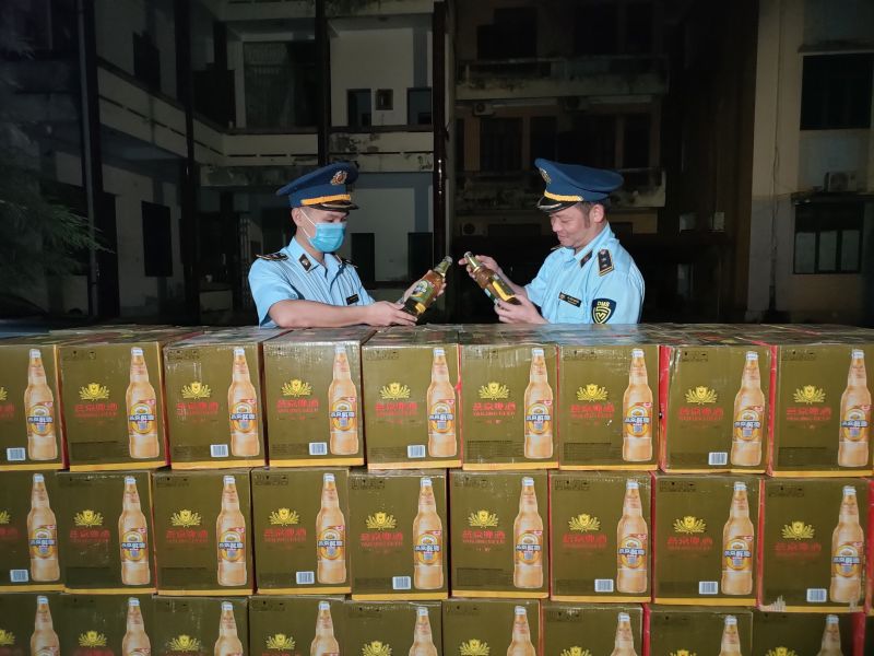 lực lượng QLTT tỉnh Hà Giang vừa phát hiện và tạm giữ 960 chai bia do nước ngoài sản xuất không có hóa đơn chứng