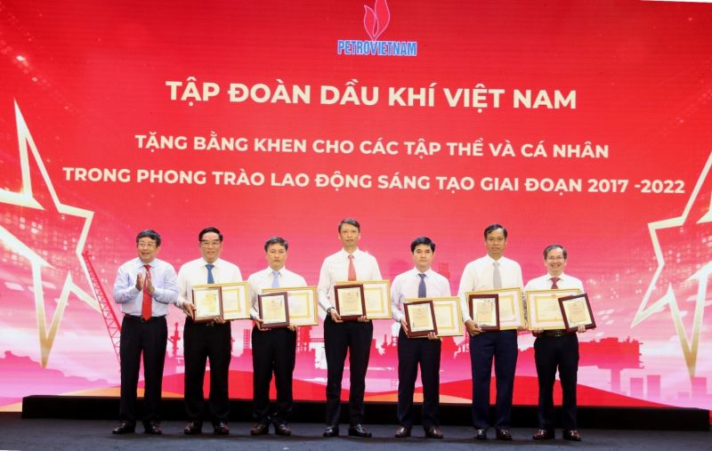 Ông Phạm Xuân Cảnh - Thành viên HĐTV Tập đoàn trao Bằng khen và biểu trưng của Tập đoàn Dầu khí Việt Nam cho các tập thể tiêu biểu trong phong trào Lao động sáng tạo giai đoạn 2017-2022