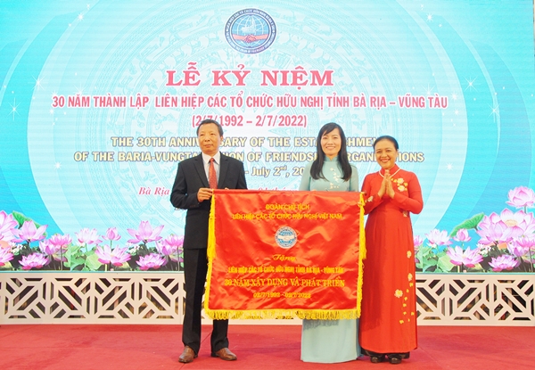 Bà Nguyễn Phương Nga, Chủ tịch Liên hiệp các tổ chức hữu nghị Việt Nam trao tặng bức trướng kỷ niệm 30 năm xây dựng và phát triển cho Liên hiệp các tổ chức hữu nghị tỉnh Bà Rịa Vũng Tàu.