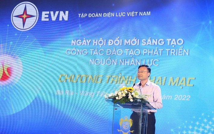 Ông Trần Việt Anh - Trưởng ban Tổ chức & Nhân sự EVN phát biểu khai mạc Ngày hội Đổi mới sáng tạo công tác đào tạo phát triển nguồn nhân lực