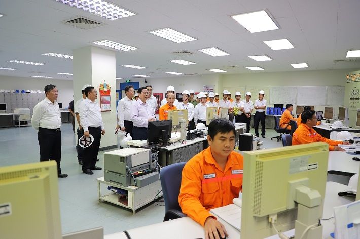 Thủ tướng Chính phủ thăm hỏi và động viên Người lao động tại Phòng điều khiển trung tâm Nhà máy Nhiệt điện Ô Môn I.