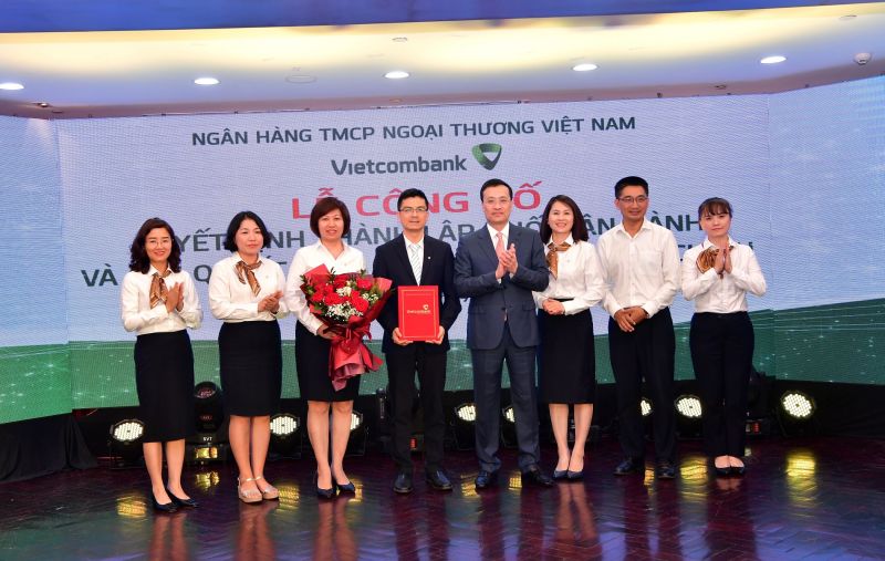 Ông Phạm Quang Dũng - Chủ tịch HĐQT Vietcombank (thứ tư từ phải sang) trao quyết định thành lập Khối Vận hành cho ông Trần Thanh Nam - Giám đốc Khối vận hành và các trưởng đơn vị thuộc Khối Vận hành