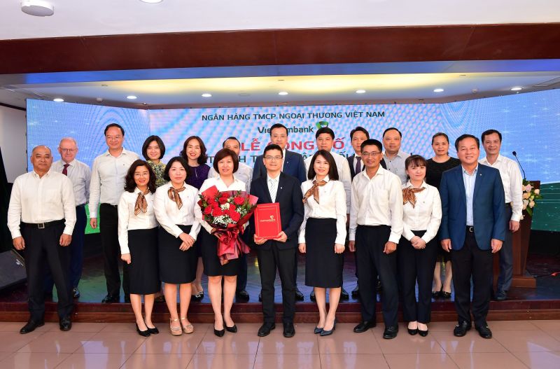 Ban lãnh đạo Vietcombank chụp hình cùng Giám đốc Khối Vận hành và các trưởng đơn vị thuộc Khối Vận hành