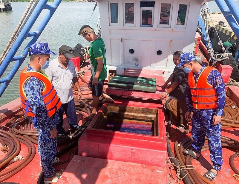 Cảnh sát biển bắt giữ tàu vận chuyển 500.000 lít dầu DO không rõ nguồn gốc