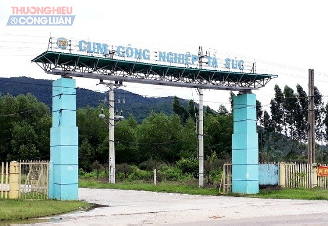 06 tháng đầu năm 2022, trên địa bàn tỉnh Bình Định có 18 dự án được đầu tư vào các CCN, trong đó có CCN Tà Súc, huyện Vĩnh Thạnh. Trong ảnh: Cổng chính đi vào CCN Tà Súc.