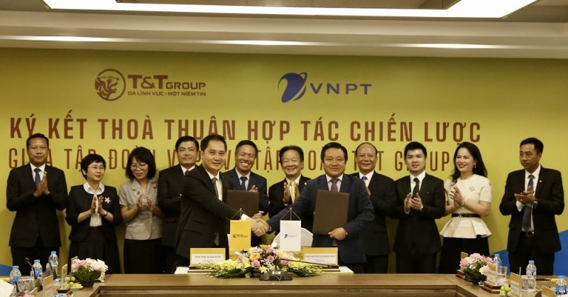Ông Mai Xuân Sơn, Tổng Giám đốc Tập đoàn T&T Group (bên trái) và ông Huỳnh Quang Liêm, Tổng Giám đốc Tập đoàn VNPT (bên phải) trao Thỏa thuận hợp tác chiến lược tổng thể, toàn diện