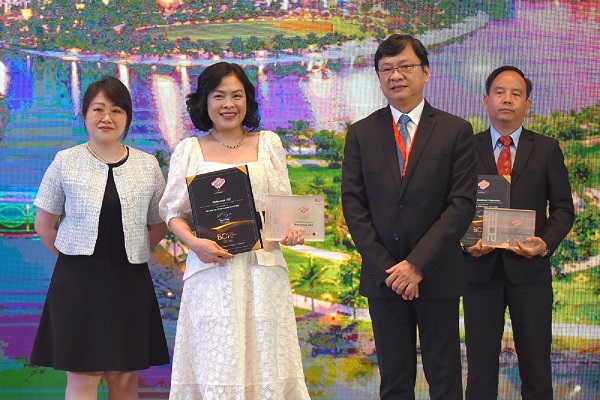Đại diện Vinhomes nhận bằng chứng nhận tại lễ trao giải BCI Asia Awards 2022