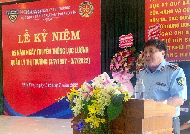 Ông Huỳnh Trang đọc diễn văn tại Lễ Kỷ niệm 65 năm Ngày truyền thống lực lượng QLTT.