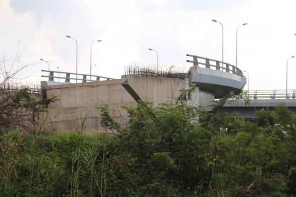 Một số hạng mục làm đường nối Võ Văn Kiệt đến đường cao tốc bị bỏ hoang cỏ mọc