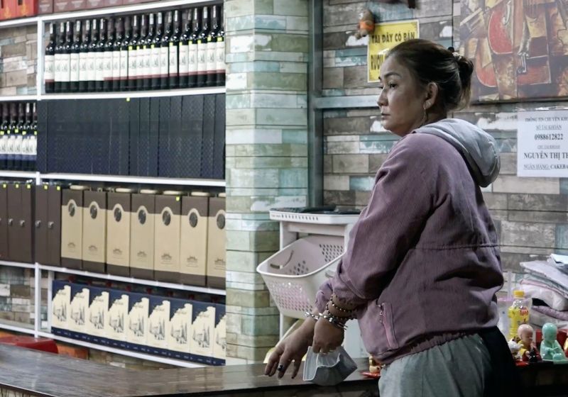 Lê Thị Thu Ba thực nghiệm lại vụ trộm ví của du khách tại một cửa hàng bán đặc sản