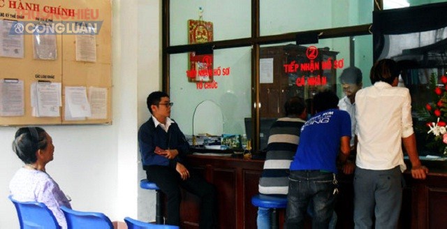Người dân thực hiện các thủ tục, hồ sơ, giấy tờ về đất đai tại Văn phòng Đăng ký đất đai tỉnh Bình Định.
