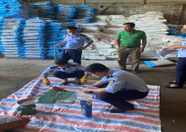 Cục Quản lý thị trường Hà Tĩnh tổng kiểm tra mặt hàng phân bón, vật tư nông nghiệp