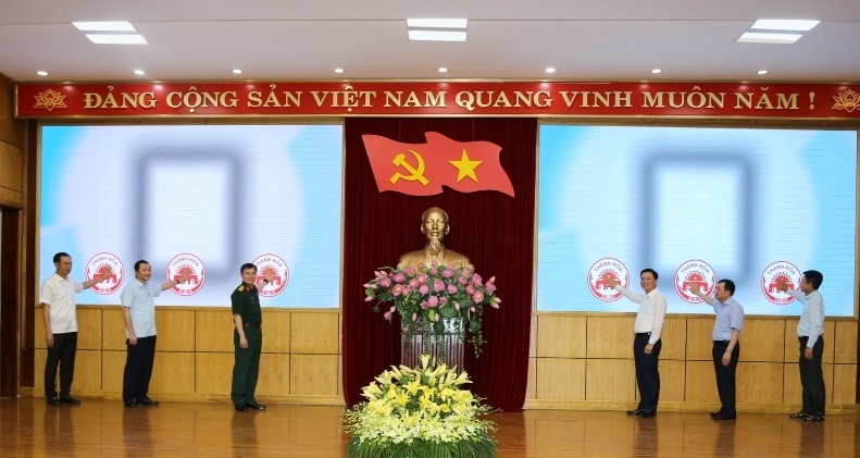 Các đại biểu bấm nút khai trương “Phần mềm Sổ tay đảng viên điện tử tỉnh Thanh Hóa”.