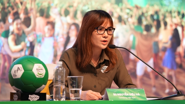Bà Nguyễn Diệu Hà đại diện Carlsberg chủ trì buổi họp báo