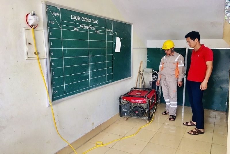 Công nhân Điện lực Ngân Sơn - PC Bắc Kạn lắp đặt máy phát điện dự phòng tại một địa điểm thi