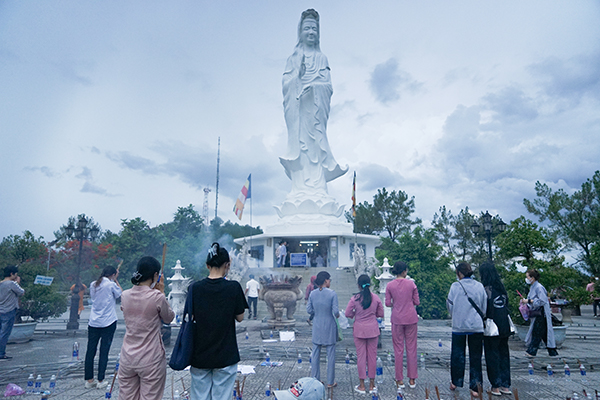 Cầu nguyện trước tượng Đài Phật đứng Quán Thế Âm