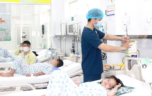 Nhiều bệnh nhân sốc sốt xuất huyết được điều trị tại Khoa Hồi sức tích cực chống độc Bệnh viện Nhi đồng Đồng Nai