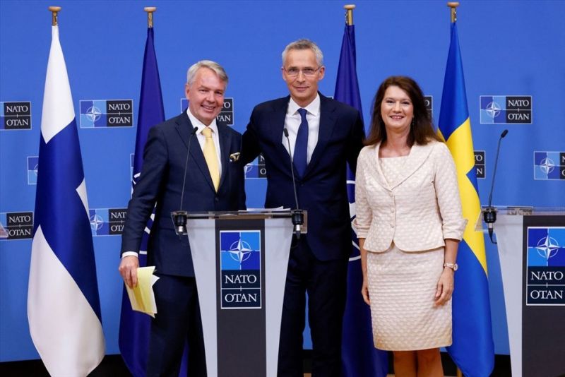 Từ trái qua: Ngoại trưởng Phần Lan Pekka Haavisto, Tổng Thư ký NATO Jens Stoltenberg và Ngoại trưởng Thụy Điển Ann Linde tại họp báo ở Brussels, Bỉ, ngày 05/07. Nguồn Reuters