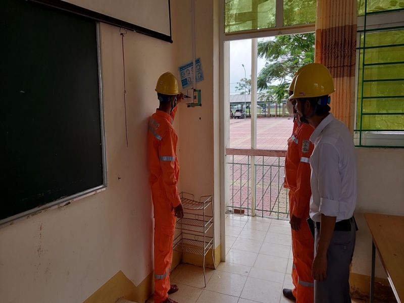 1999, 2001: Công nhân Điện lực Tiên Yên kiểm tra hệ thống điện cho các phòng thi trường THPT Tiên Yên