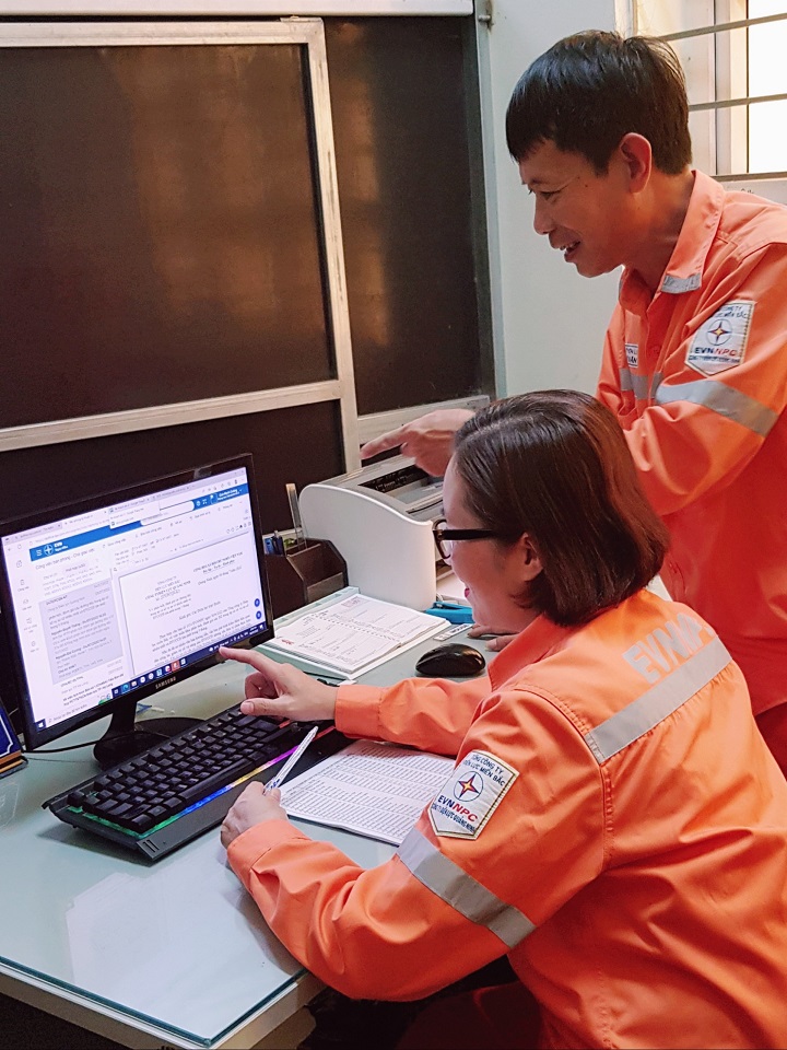 Công nhân Đội Quản lý vận hành Điện lực TP Hạ Long sử dụng phần mềm D-Office