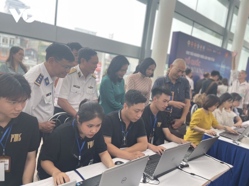 Cuộc thi bắt đầu tuần thứ nhất